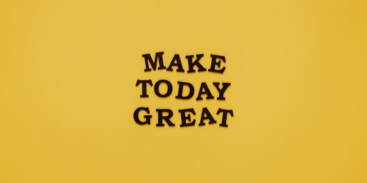 Simple and motivational quote 'Make Today Great' on a minimalist yellow background for inspiration.