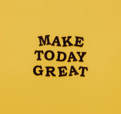 Simple and motivational quote 'Make Today Great' on a minimalist yellow background for inspiration.